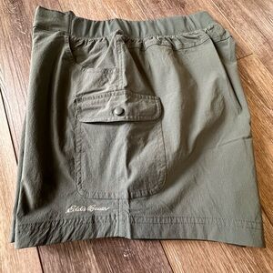 🛍️ Eddie Bauer green outdoor shorts with excellent condition.